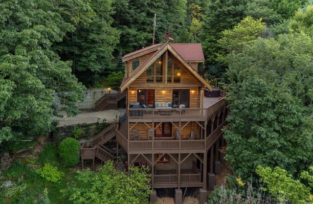 Old Oak Lodge~ Dreamy Mountain Getaway~ Hot Tub