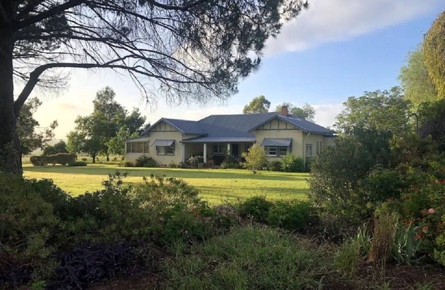 'old Oakley' Country Farm Stay