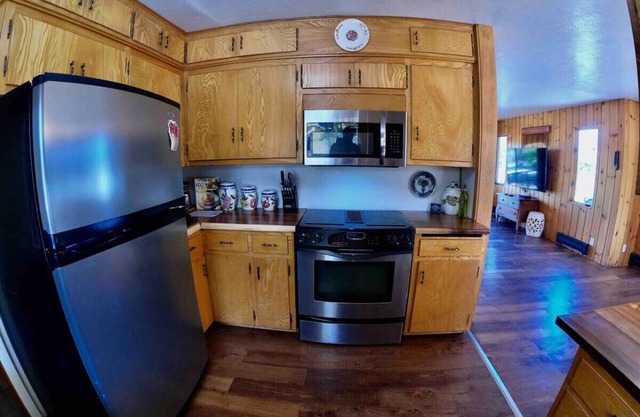 Old Orchard Sanctuary: Spacious Retreat w/ Fireplace