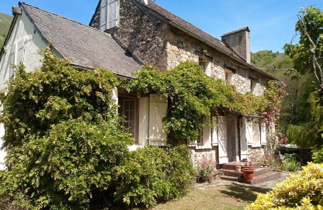 Old Pyrenean farmhouse in beautiful Sainte-Engrâce. Max 6 adults + one child