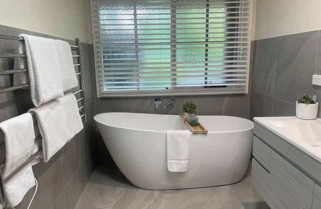 Old Rose Farmhouse, 2 bedroom 2 ensuite attached country home.