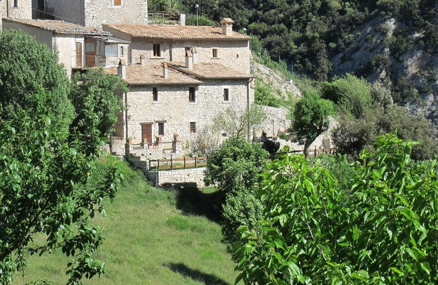 Antigua casa rural con jardín en el pueblo de Valnerina