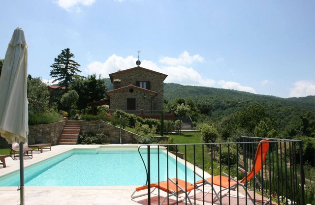 Villa de piedra con piscina privada y jardín. Excelente relación calidad-precio. Zona de Cortona.