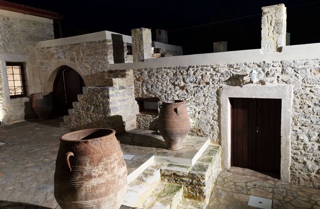 Antigua mansión de piedra completa reconstruida en una hermosa meseta