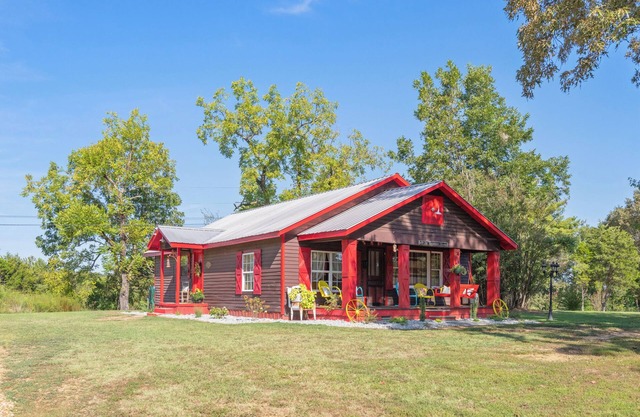 Old Tennessee Homeplace between Jackson and Lexington, TN, 12 minutes from I-40