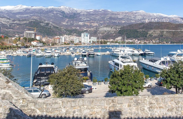 Old town 1-bdrm apt w/balcony + sea view