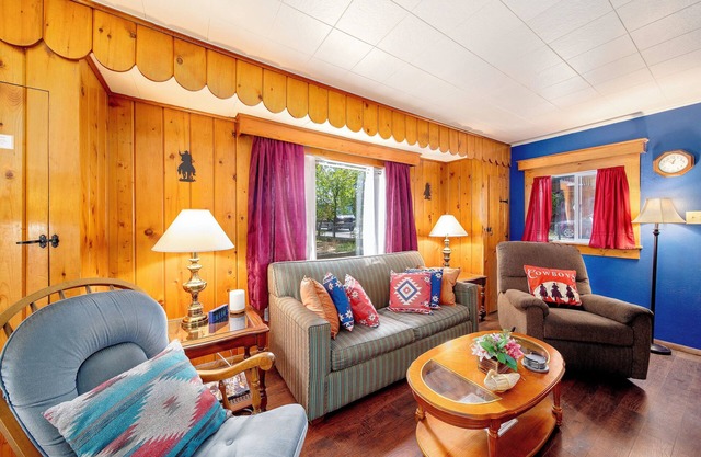 Old Town Cottonwood Cowboy Cottage - 5 min walk to Main Street + Dog-Friendly