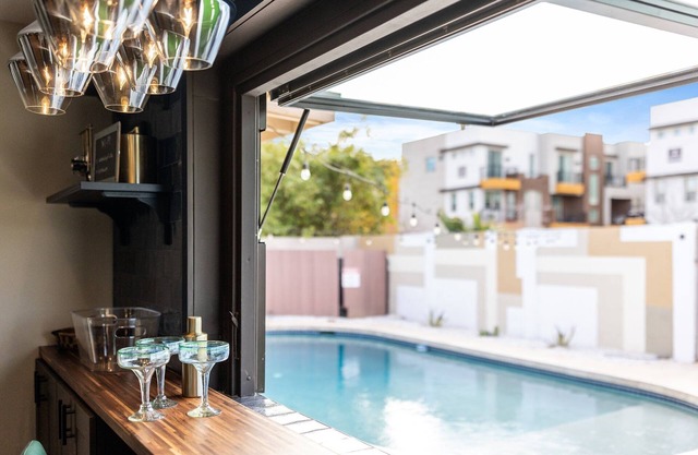 Old Town- Heated Pool- Hot Tub- Game Room- Firepit- Putting Green!