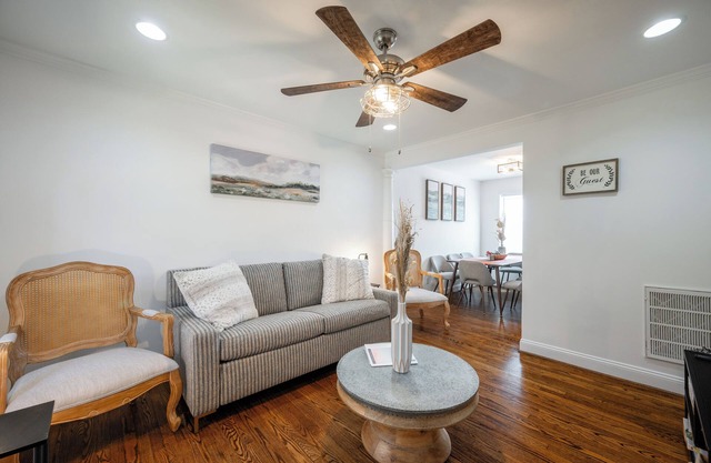 Old Town Metro Fenced Yard Walkable 2 King Beds Townhome