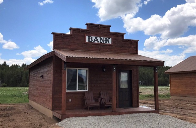 Old West Escapes, Bank