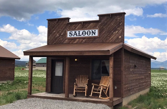 Old West Escapes, Saloon