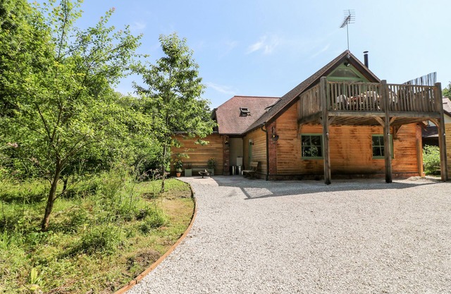 OLD WOOD COACH HOUSE, pet friendly, with open fire in Skellingthorpe