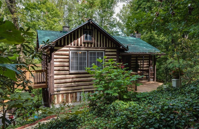 Cabaña suiza del viejo mundo enclavado en el bosque