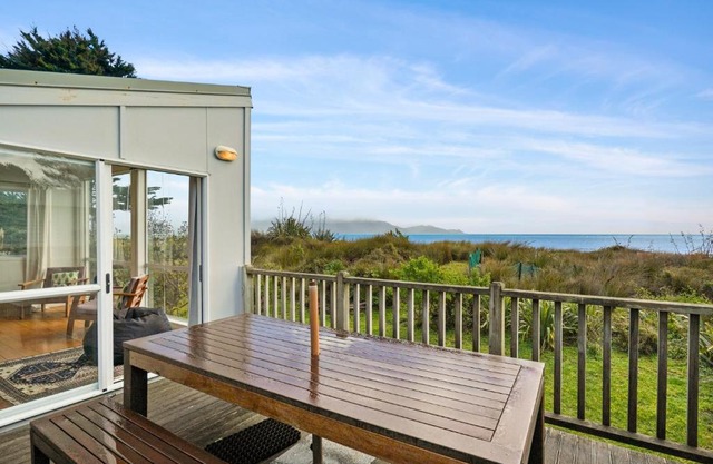 Olde Beach Pearl - Waikanae Beach Holiday Home
