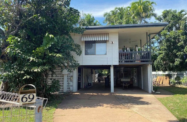 Older typical darwin house 2 story - A/C and Fans to suit darwin climate - plenty or Ground level area to relax and give feelings of openness - Inground Spa to relax and entertain out back of pathed area