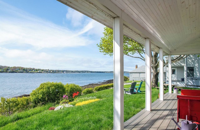 Ole Greeley Cottage - Classic oceanfront, pet-friendly Bailey Island cottage
