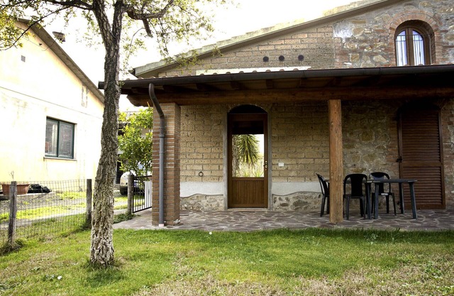 Apartamento con 2 habitaciones, porche a la entrada y jardín, aire acondicionado