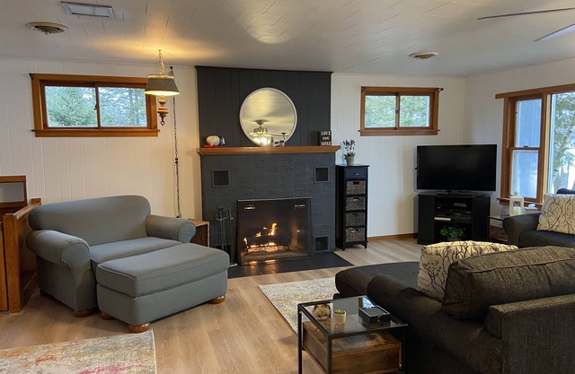 Ole’s Little Cove Cottage, waterfront, close to snowmobile & side by side trails