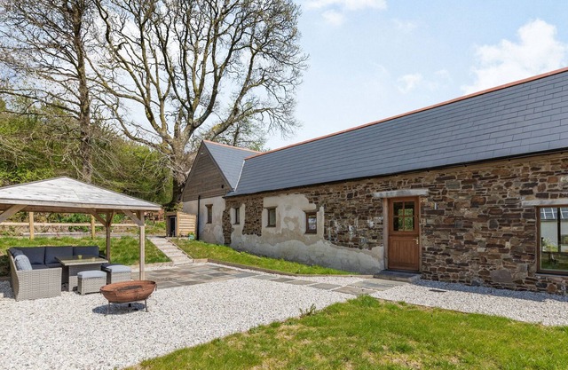 OLIVE BARN, family friendly, with hot tub in Rackenford