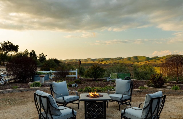 Disfrute de increíbles puestas de sol sobre el valle | 4. 5 Acre Ranch Style Home ❤ por AvantStay