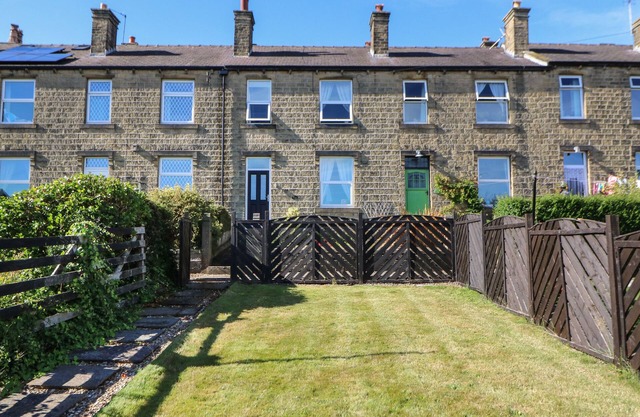 OLIVE TREE COTTAGE, pet friendly, character holiday cottage in Honley