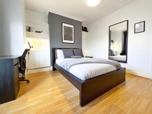 Oliver Room with Shared Bathroom Liberty