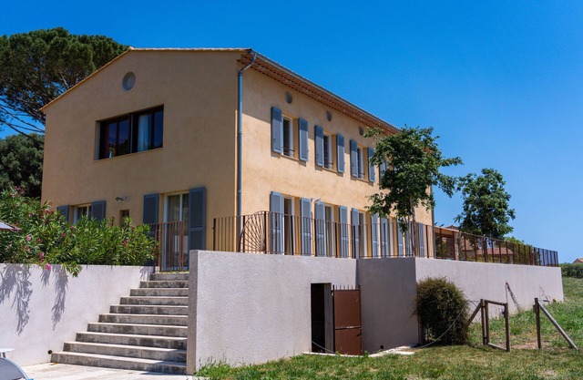 Ollioules / Sanary: Excelente casa contemporánea con piscina y vistas al mar