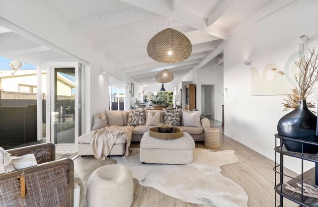 Omaha Beach House (pet friendly)