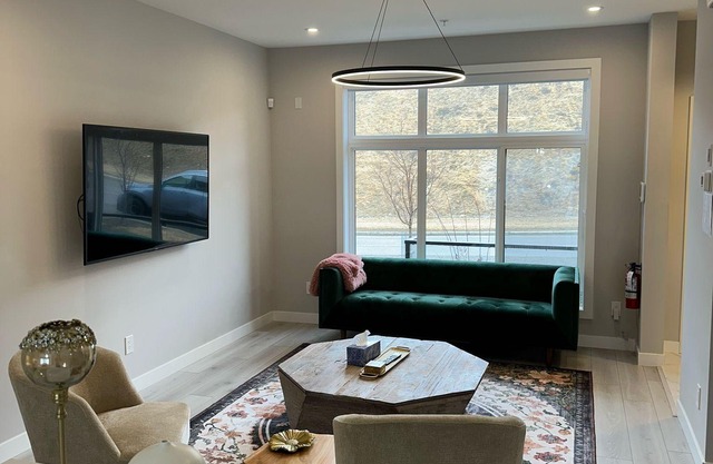 Ombre' Home- A Stylish & Cozy Retreat for your stay!