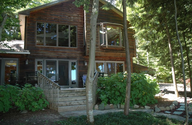 ¡Omena Paradise en Traverse Bay te espera! Tranquila playa privada!