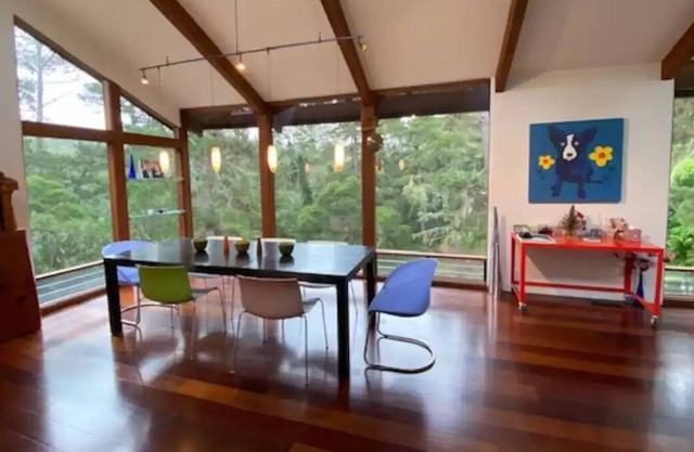 OMG! Modern Home-Treetops and close to everything!
