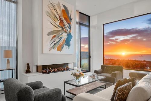 OMG the Views! Your Luxury Bay Retreat Awaits!