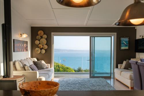 Omiha Oasis with seaviews and spa pool