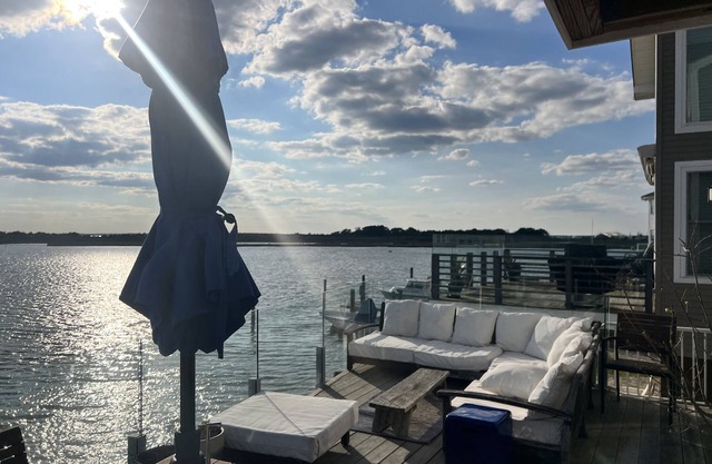 Bay House con enormes vistas, terraza estilo lounge, cocina de chef y tema náutico