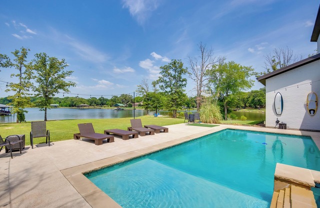 On Cedar Creek Reservoir: Malakoff Home w/ Pool!