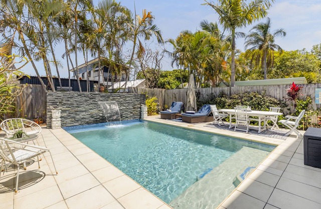 On Esplanade own 2 bedroom flat & pool, close to Manly cafe precinct