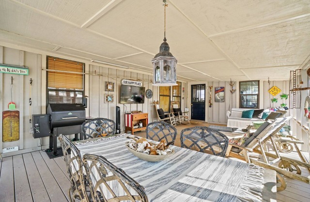 On Indian Pass! 4 Bedrooms, Sleeps 8, Boat Parking, Bikes, Pets Welcome!!!