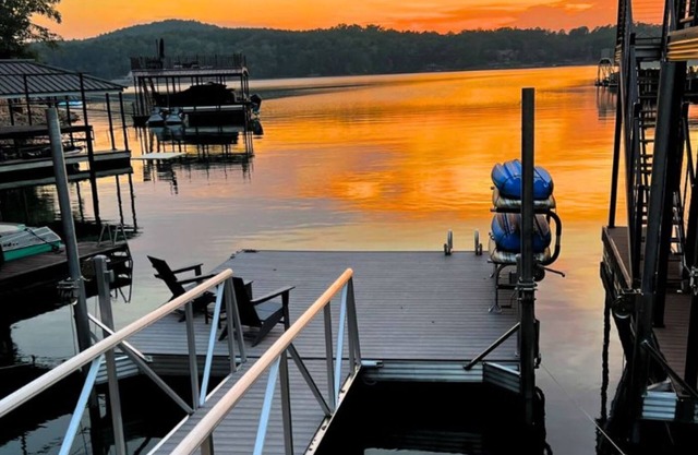 On Lake Blue Ridge! Firepit, Hot Tub, 15 min from Downtown Blue Ridge!