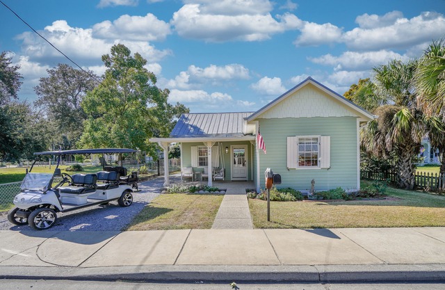 On Main St! Private Heated pool, Golf cart included, Sleeps 10