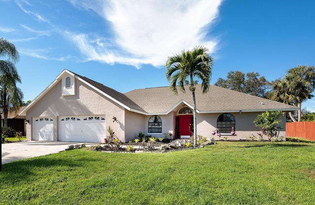 On McGregor Blvd! Private Executive Pool Home-Close to Beach