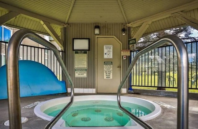On mountain 2 bedroom 2 bathroom condo, access to hot tub and sauna