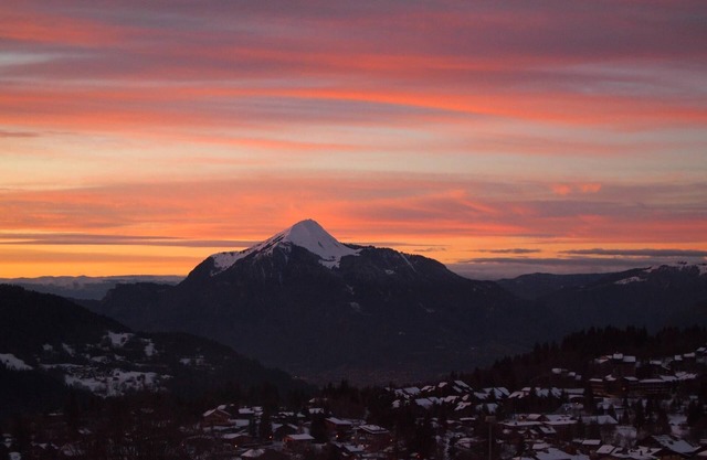 CHALET CON ENCANTO, VISTAS MAGNÍFICAS, ESQUÍ A LA PUERTA