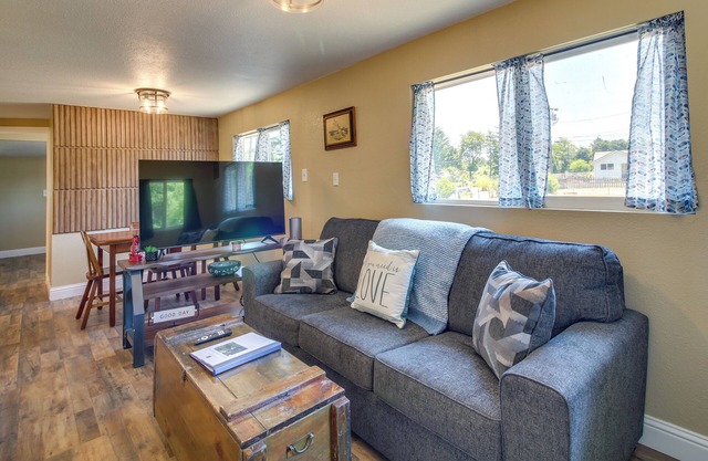 On-Site Creek & Fishing: Cozy Coos Bay Retreat!
