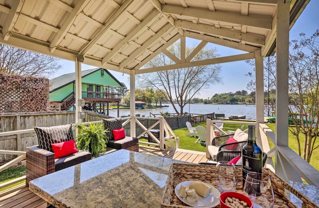 Updated Lake Conroe Cabin Rental - Walk to Water!