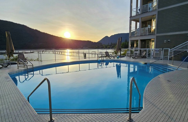 On the Beach!! 2 Bedroom 2 Bathroom Waterfront Condo with boat slip.