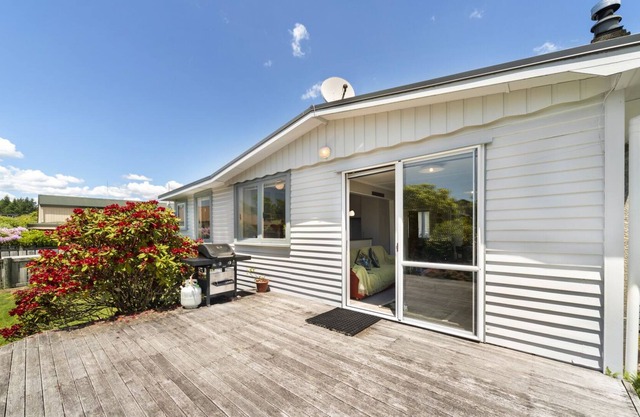 ON THE FLY AT KUTAI - T?RANGI HOLIDAY HOME, with a garden in Turangi