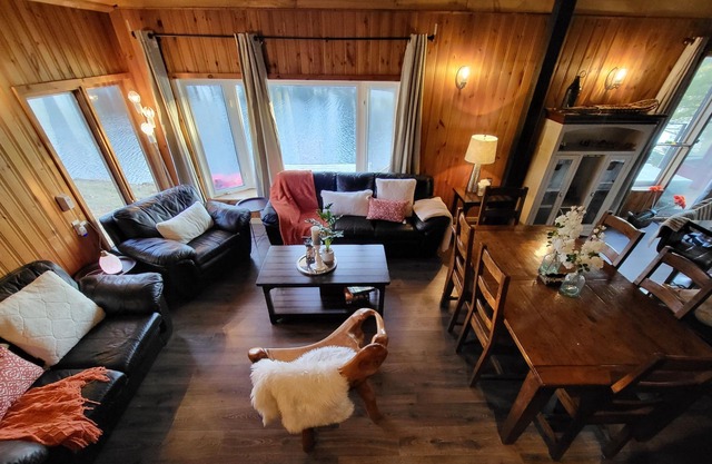 "On The Rocks" A Quite Waterfront cottage on Stoney Lake Sleeps 6-8