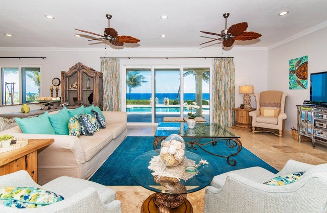 En las rocas: Villa de playa cerrada con piscina y playa protegida de arena blanca cerca.