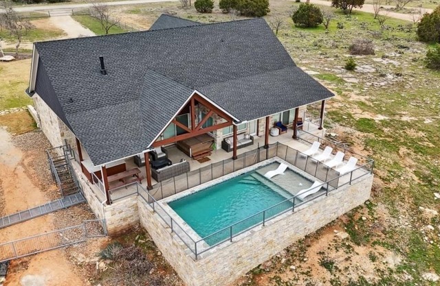 On The Rocks PK: Beautiful 5 Bedroom 3 bath home with pool and hot tub