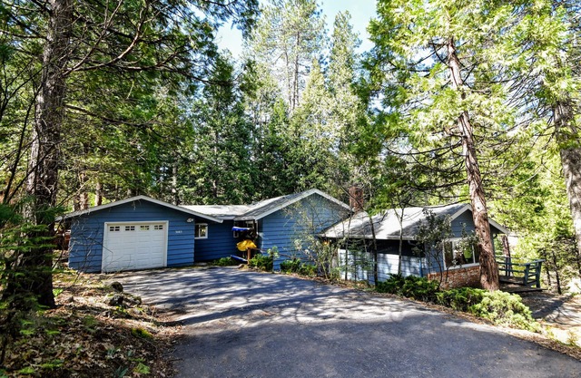 CASA CAZADORES: 4HAB / 2. 5BA EN LAS ORILLAS DE LAKEMONT PINES LAKE, W / REC ROOM & POOL TABLE, KAYAKES Y CANOE -PET AMIGABLE